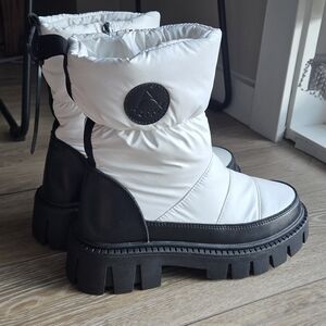 Artica White and Black Women's Boots
